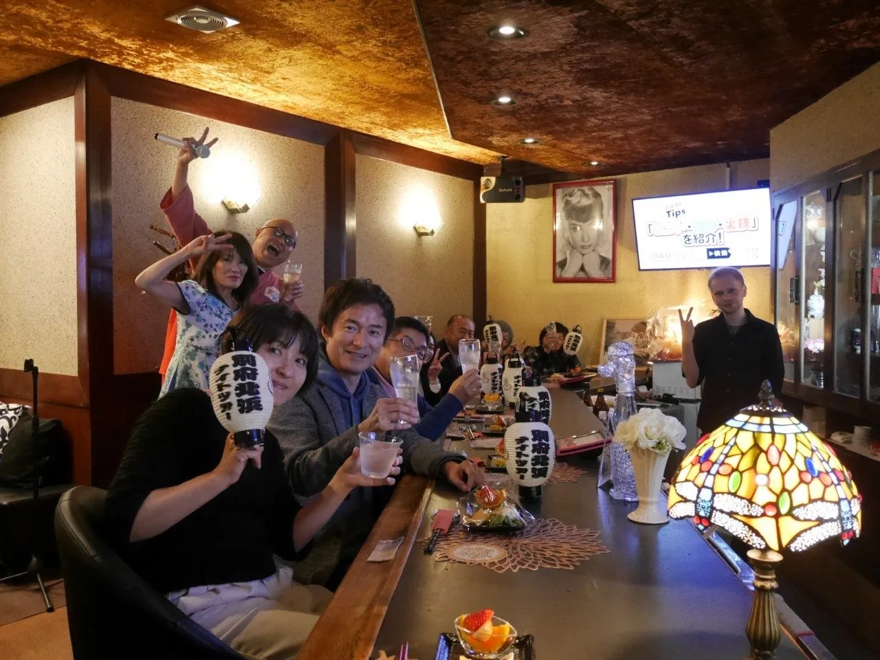 カウンターで乾杯